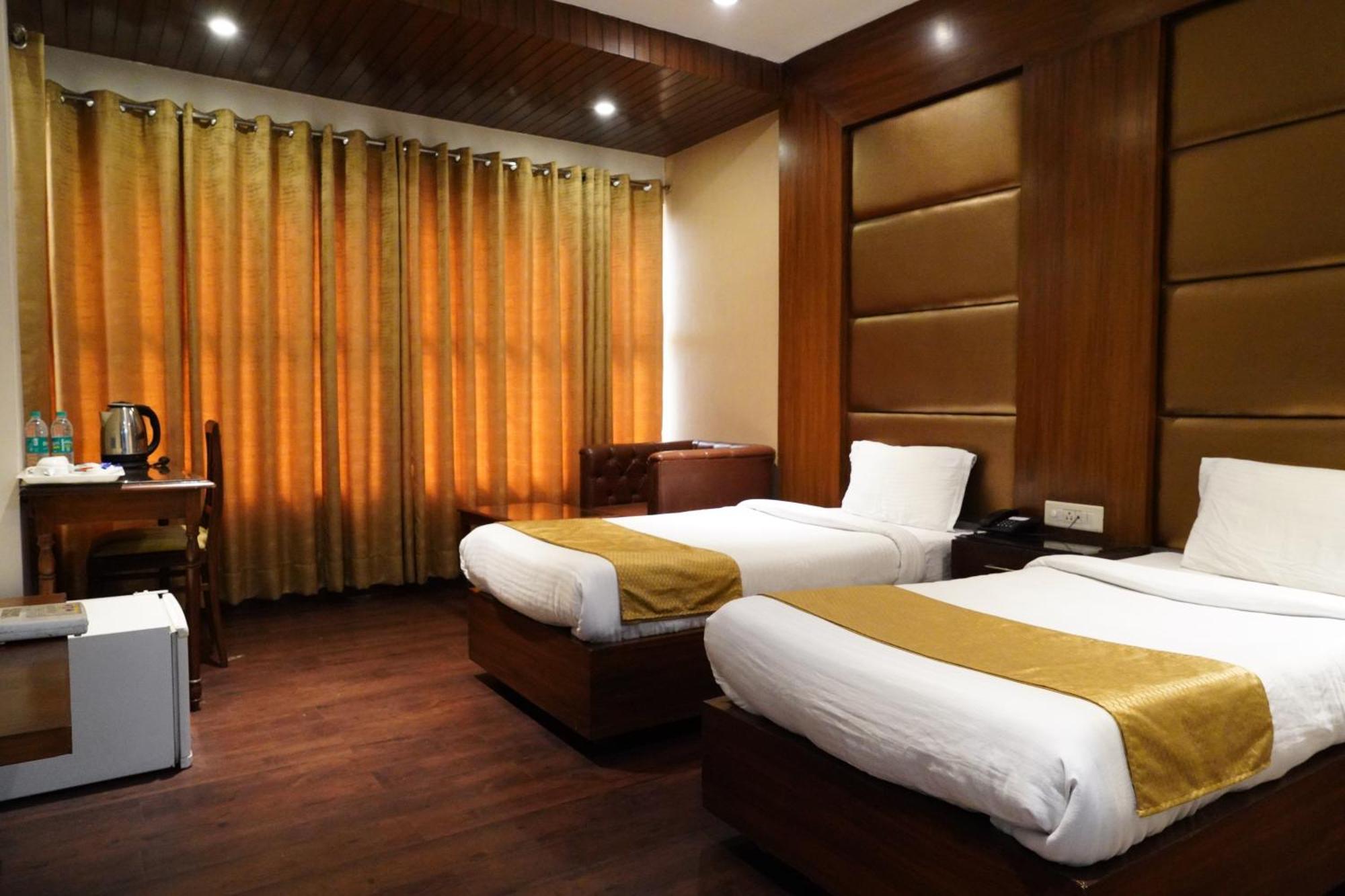 Hotel Imperial Executive Лудхиана Экстерьер фото